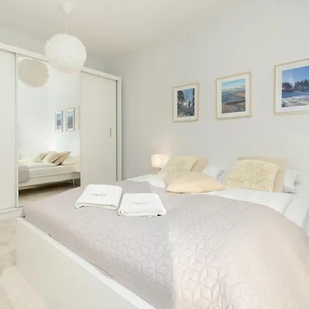 Apartment By The Sea, Indoor Pool 波别罗沃